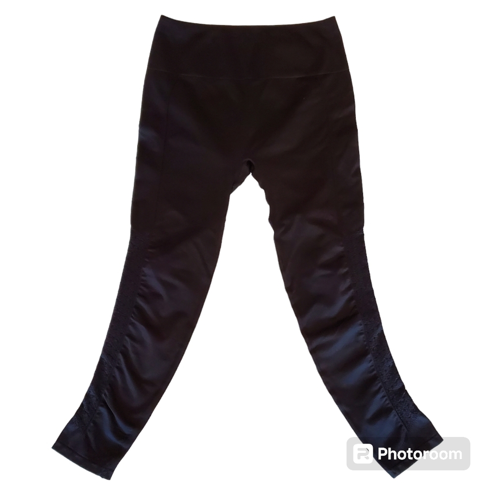 31. Fabletics Women's Black Athletic Leggings With Texture Pattern on Calf sz. 8
